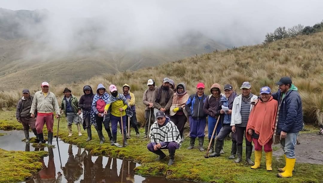  Siembra de árboles nativos en los paramos de la  Parroquia